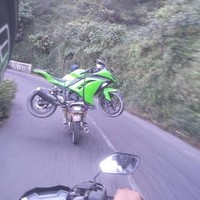 Padahal bisa ngajak teman atau orang lain buat mengendarai motor yang satunya. Kalau gini kan jadi... ah sudahlah. Foto: Instagram/@jayakabajay