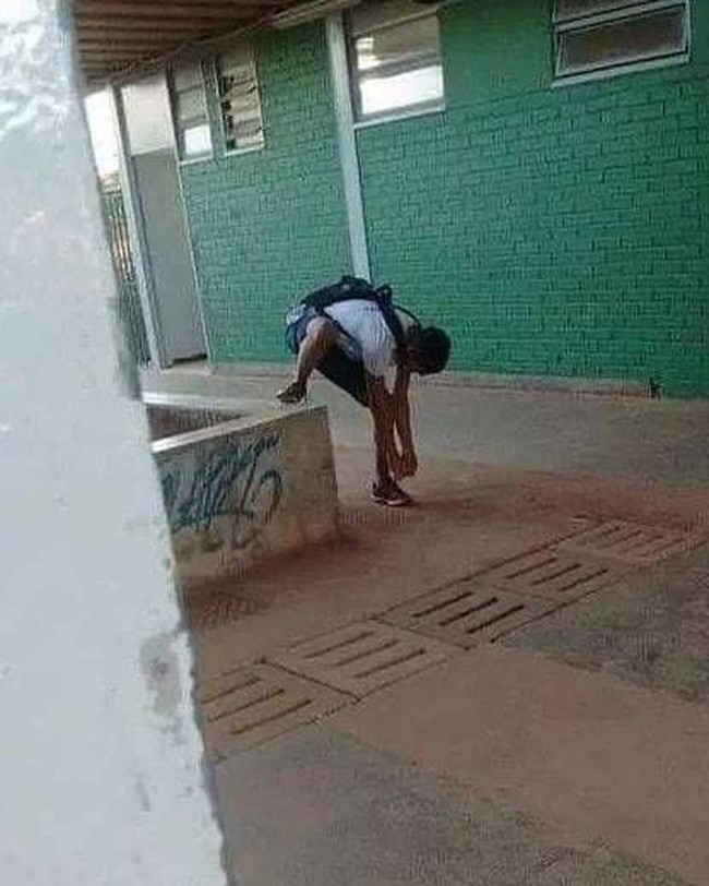 Mohon maaf nih, kenapa nggak kaki kirinya aja yang dinaikin sih? Kalau gini mah namanya mempersulit diri sendiri. Foto: Instagram/@awreceh.id