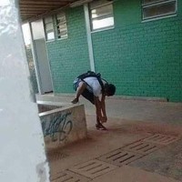 Mohon maaf nih, kenapa nggak kaki kirinya aja yang dinaikin sih? Kalau gini mah namanya mempersulit diri sendiri. Foto: Instagram/@awreceh.id