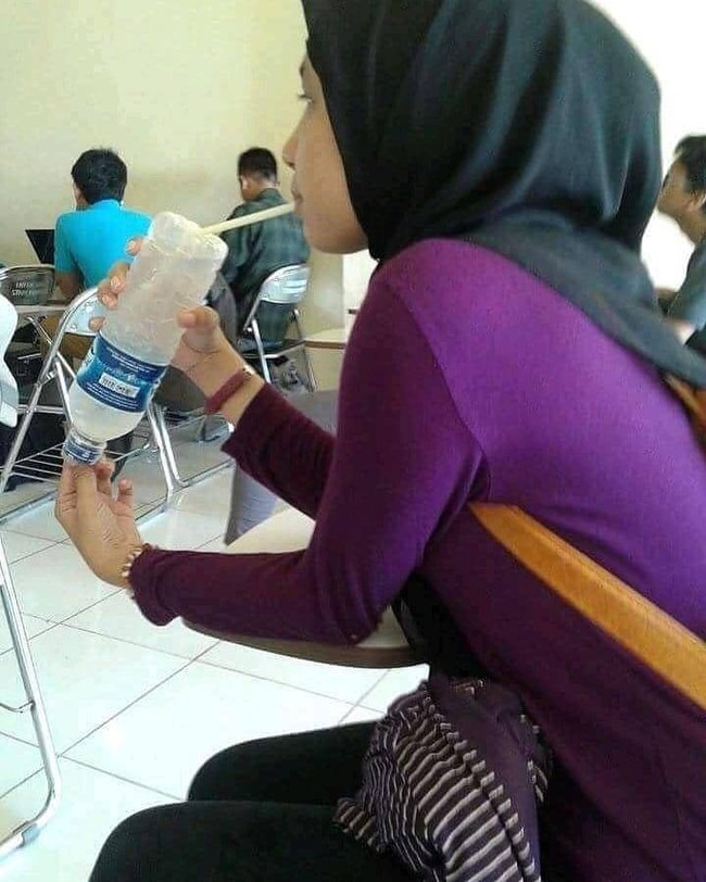 Sungguh ide cemerlang untuk meminum air dari bagian belakang botolnya. Entah apa maksud dan tujuan dari si mba yang satu ini. Foto: Instagram/@awreceh.id