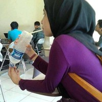 Sungguh ide cemerlang untuk meminum air dari bagian belakang botolnya. Entah apa maksud dan tujuan dari si mba yang satu ini. Foto: Instagram/@awreceh.id