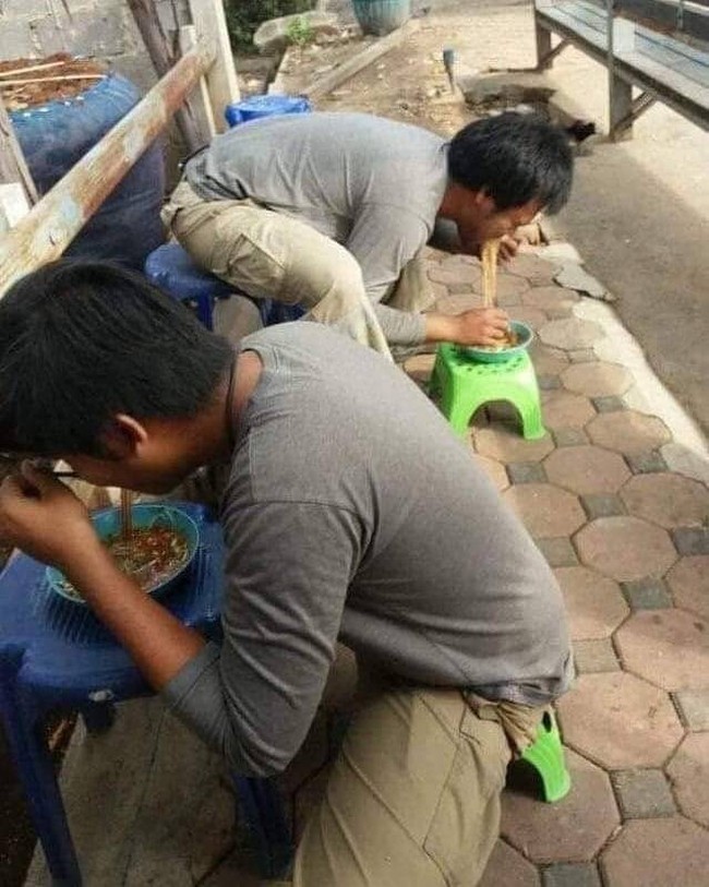 Kalau ngeliat yang begini jadi malas komentar kan? Kenapa nggak ikutin yang sebelahnya aja sih mas.. Apa nggak keselek tuh makannya begitu.. Foto: Instagram/@jayakabajay