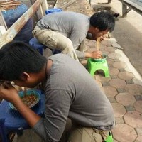 Kalau ngeliat yang begini jadi malas komentar kan? Kenapa nggak ikutin yang sebelahnya aja sih mas.. Apa nggak keselek tuh makannya begitu.. Foto: Instagram/@jayakabajay