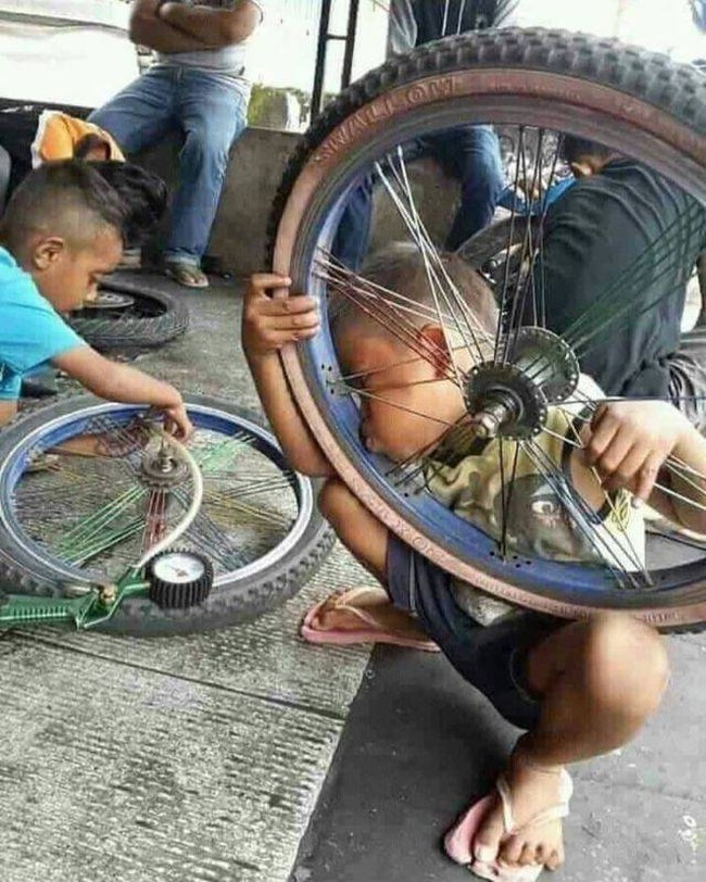 Yaampun dek, ada yang gampang kenapa cari yang susah? Yaudah semangat deh niup bannya. Hati-hati ya ntar mulutnya jadi berotot.. Foto: Instagram/@recehsoplak