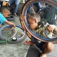 Yaampun dek, ada yang gampang kenapa cari yang susah? Yaudah semangat deh niup bannya. Hati-hati ya ntar mulutnya jadi berotot.. Foto: Instagram/@recehsoplak
