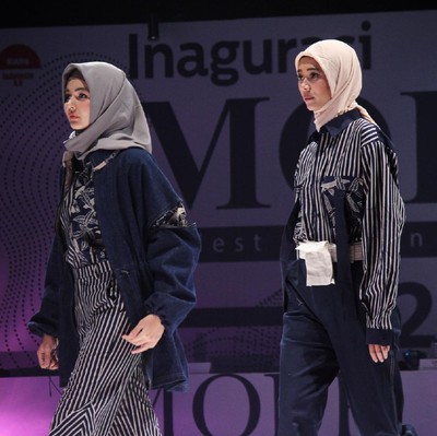 Kemenperin Gelar Muslim MOFP 2020 Direktur Jenderal Industri Kecil Menengah dan Aneka (IKMA) Kementerian perindustrian Gati Wibawaningsih, memberikan hadiah kepada juara saat inagurasi Muslim Modest Fashion Project (MOFP) 2020 di Jakarta. MOFP merupakan kompetisi yang diikuti desainer binaan Direktorat Jenderal Industri Kecil, Menengah dan Aneka Kementerian Perindustrian RI yang diselenggarakan untuk memberikan wadah dan panggung bagi para desainer fesyen muslim.