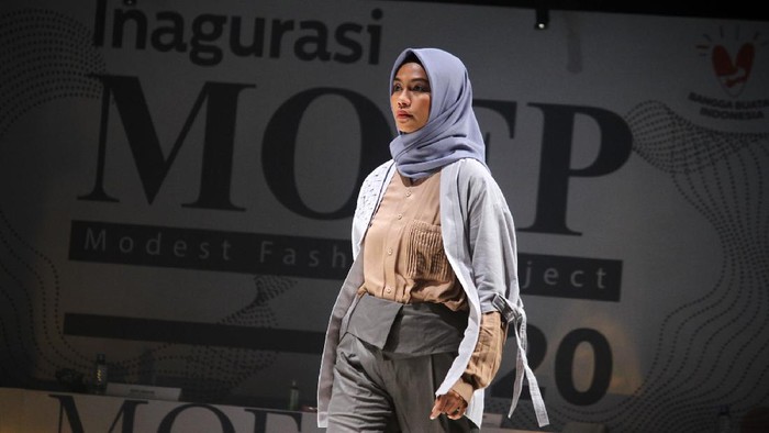 Direktur Jenderal Industri Kecil Menengah dan Aneka (IKMA) Kementerian perindustrian Gati Wibawaningsih, memberikan hadiah kepada juara saat inagurasi Muslim Modest Fashion Project (MOFP) 2020 di Jakarta. MOFP merupakan kompetisi yang diikuti desainer binaan Direktorat Jenderal Industri Kecil, Menengah dan Aneka Kementerian Perindustrian RI yang diselenggarakan untuk memberikan wadah dan panggung bagi para desainer fesyen muslim.