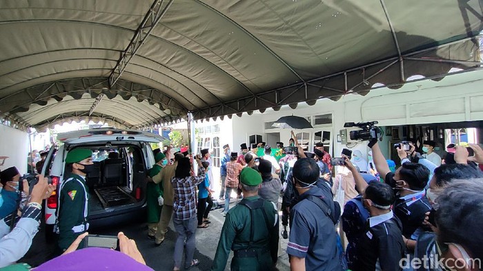 Kabar duka datang dari Pondok Pesantren Kedunglo, Kediri. Sang pengasuh pondok, KH Abdul Latif Madjid RA wafat pagi tadi.