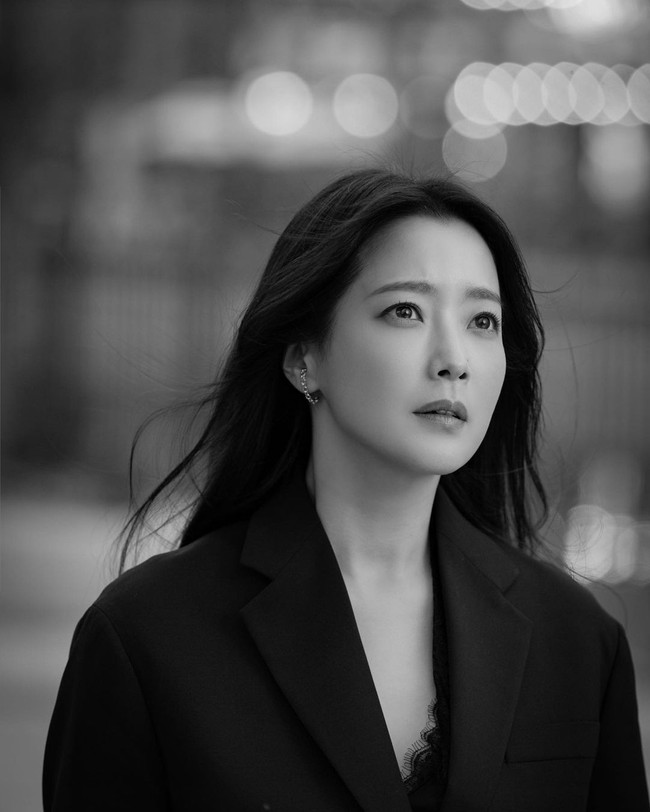 10. Kim Hee SunDalam daftar ini memang ada empat orang seleb yang berada di posisi 10 sebagai artis Korea paling dicintai di 2020. Kim Hee Sun yang dikenal sebagai aktris drama dan film juga presenter televisi itu juga masuk di peringkat 10. Foto: Instagram