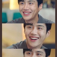 Selain kemampuan akting dan paras tampan, aktor 34 tahun ini juga memiliki fitur wajah yang membuatnya dielu-elukan banyak penggemar wanita, yakni lesung pipi. Menurut fans, cekungan kecil di pipinya itu membuat penampilan Kim Seon Ho terlihat lebih manis dan kharismatik. Foto: Dok. tvN, Instagram seonho__kim