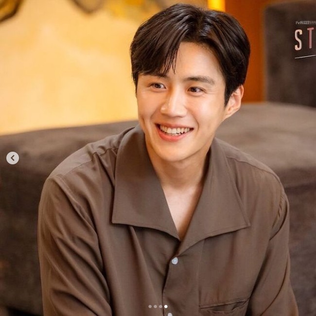 Lesung pipi Kim Seon Ho ini yang membuat penonton drama Korea Start-Up tak sabar menantikan episode terbaru drakor yang juga dibintangi Bae Suzy ini setiap minggunya. Apakah kamu juga termasuk? Foto: Instagram @seonho_kim
