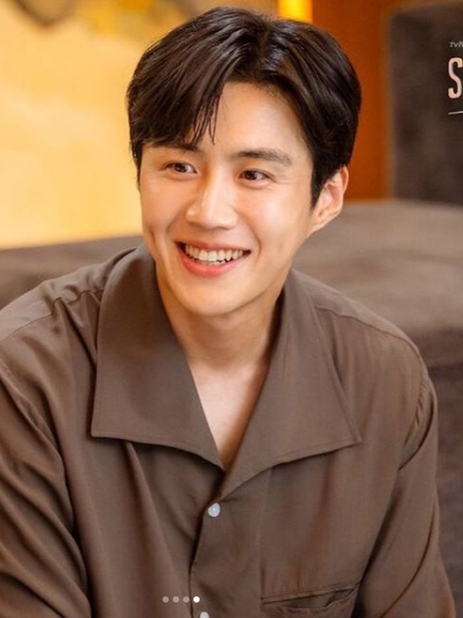 Nama Kim Seon Ho muncul di banyak pemberitaan dalam beberapa bulan belakangan. Tentu saja namanya melejit berkat perannya sebagai Han J Pyeong Si Anak Baik lewat serial Start-Up. Perannya sukses membuat para penonton baper dan terkena second lead syndrome. Foto: Instagram @seonho_kim