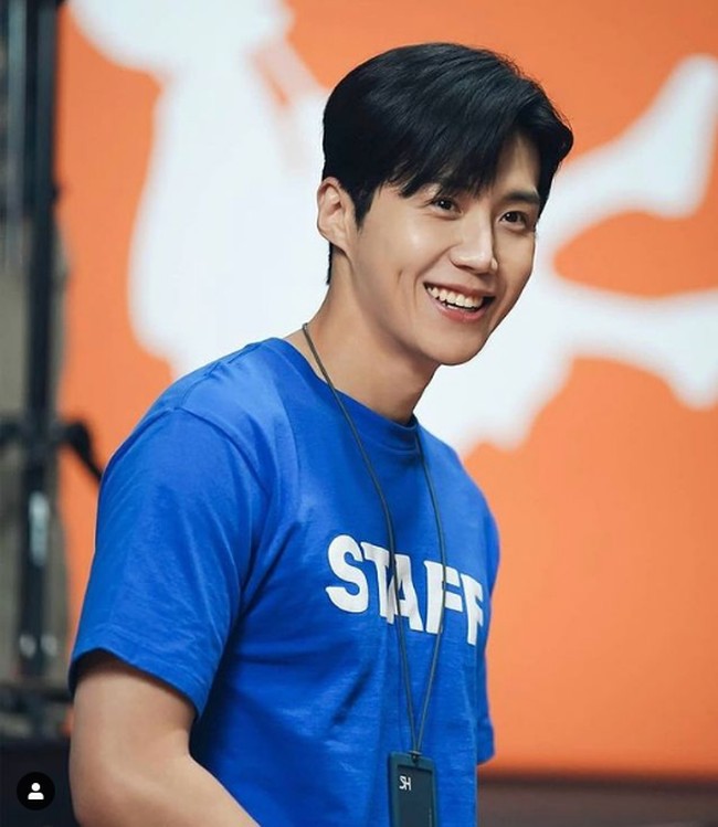 Tapi kini setelah jadi aktor sukses, lesung pipinya justru dia anggap sebagai keberuntungan. Menurutnya lesung pipi membuat wajahnya yang membosankan jadi terlihat lebih unik. Foto: Instagram @seonho_kim