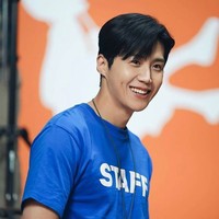 Tapi kini setelah jadi aktor sukses, lesung pipinya justru dia anggap sebagai keberuntungan. Menurutnya lesung pipi membuat wajahnya yang membosankan jadi terlihat lebih unik. Foto: Instagram @seonho_kim