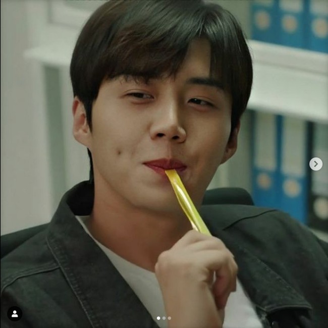 Tapi tahukah kamu wahai fans Kim Seon Ho kalau aktor idolamu ini ternyata sempat tak percaya diri dengan lesung pipinya? Saat wawancara dengan majalah W Korea, Kim Seon Ho mengungkapkan bahwa ketika remaja dia tidak suka dengan lesung pipi di wajahnya. Bahkan dulu dirinya sempat stres karena penampilannya. Foto: Instagram @seonho_kim