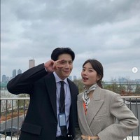 Sosok Kim Seon Ho mampu memerankan karakter Han Ji Pyeong dengan baik hingga membuat penonton baper (terbawa perasaan). Penonton drama Korea Start-Up bahkan terkena second lead syndrome. Second lead syndrome merupakan istilah di kalangan pecinta drakor saat penonton lebih menyukai aktor pemeran pendukung yang bersaing dengan pemain utama untuk mendapatkan cinta pemeran utama wanita. Foto: Instagram @seonho_kim