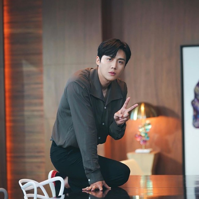 Tawaran membintangi iklan, wawancara dan proyek drama berdatangan setelah kesuksesannya memerankan Han Ji Pyeong. Aktor 34 tahun ini sebelumnya membintangi sejumlah drama populer seperti Two Cops, 100 Days My Prince, Welcome to Waikiki 2 dan Find Me In Your Memory. Foto: Dok. tvN, Instagram seonho__kim