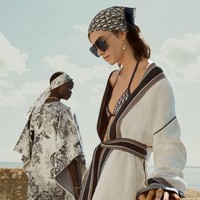 Rumah mode Dior merilis koleksi kapsul berupa loungwear yang mewah namun tetap nyaman untuk keseharian. Koleksi loungewear yang dirancang Maria Grazia Chiuri ini terdiri dari satu set piyama, jubah mandi dan ponco. Foto: dok. Dior