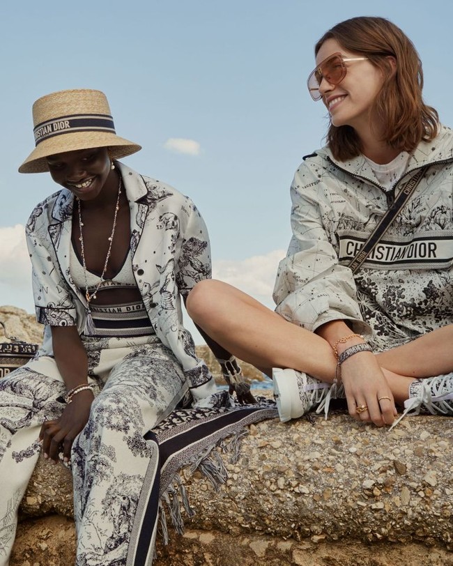 Rumah mode Dior merilis koleksi kapsul berupa loungwear yang mewah namun tetap nyaman untuk keseharian. Koleksi loungewear yang dirancang Maria Grazia Chiuri ini terdiri dari satu set piyama, jubah mandi dan ponco. Foto: dok. Dior