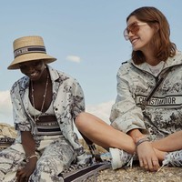 Rumah mode Dior merilis koleksi kapsul berupa loungwear yang mewah namun tetap nyaman untuk keseharian. Koleksi loungewear yang dirancang Maria Grazia Chiuri ini terdiri dari satu set piyama, jubah mandi dan ponco. Foto: dok. Dior