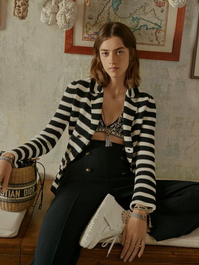 Rumah mode Dior merilis koleksi kapsul berupa loungwear yang mewah namun tetap nyaman untuk keseharian. Koleksi loungewear yang dirancang Maria Grazia Chiuri ini terdiri dari satu set piyama, jubah mandi dan ponco. Foto: dok. Dior