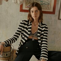 Rumah mode Dior merilis koleksi kapsul berupa loungwear yang mewah namun tetap nyaman untuk keseharian. Koleksi loungewear yang dirancang Maria Grazia Chiuri ini terdiri dari satu set piyama, jubah mandi dan ponco. Foto: dok. Dior