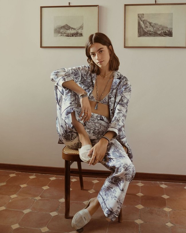 Rumah mode Dior merilis koleksi kapsul berupa loungwear yang mewah namun tetap nyaman untuk keseharian. Koleksi loungewear yang dirancang Maria Grazia Chiuri ini terdiri dari satu set piyama, jubah mandi dan ponco.  Foto: dok. Dior