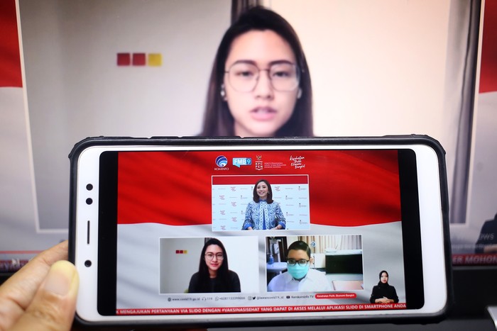 dr. Dirga Sakti Rambe, dokter spesialis penyakit dalam/vaksinolog (kanan bawah) bersama dr. Twindy Rarasati (kiri) yang juga merupakan penyintas Covid-19 menjadi pembicara dalam dialog produktif bertema vaksin sebagai perencanaa preventif kesehatan didampingi moderator Tasya Syarif di Jakarta, Senin, 23 November 2020.