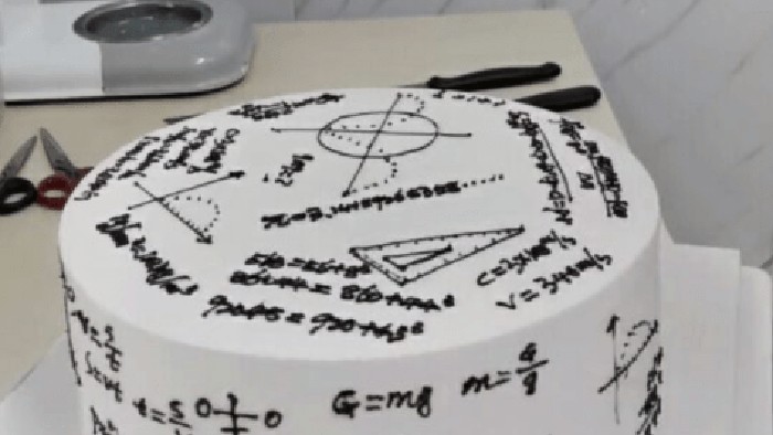 Bikin Pusing! Kue Ulang Tahun Ini Berdesain Rumus Matematika dan Fisika