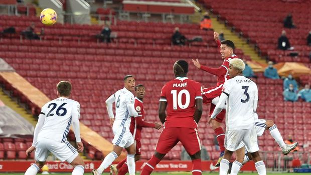 Liverpool vs Leicester City LIVERPOOL, ENGLAND - NOVEMBER 22: Roberto Firmino of Liverpool scores their team's third goal during the Premier League match between Liverpool and Leicester City at Anfield on November 22, 2020 in Liverpool, England. Sporting stadiums around the UK remain under strict restrictions due to the Coronavirus Pandemic as Government social distancing laws prohibit fans inside venues resulting in games being played behind closed doors. (Photo by Peter Powell - Pool/Getty Images)