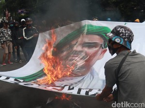 Demonstran Bakar Baliho Habib Rizieq di Bandung