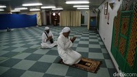 Dua orang penumpang tampak khusyuk melaksanakan salat di tengah perjalanan menggunakan KM Dorolonda.