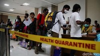 Di masa new normal ini para penumpang wajid memakai masker saat akan menaiki kapal KM Dorolonda.