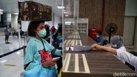 Penumpang kapal melakukan pemeriksaan dokumen keberangkatan Kapal KM Dorolonda.