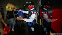 Petugas pun juga wajib memakai masker saat melayani penumpang kapal.