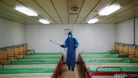 Petugas rutin menyemprot disinfektan di setiap ruangan kapal. Hal itu dilakukan untuk mencegah penyebaran virus Corona.