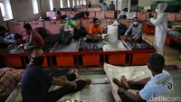 Selama pandemi, seluruh kapal penumpang Pelni dilengkapi dengan tenaga medis dan fasilitas poliklinik, dan alat cuci tangan di setiap dek/lantai kapal.