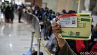 Penumpang menunjukkan tiket kapal. PT Pelayaran Nasional Indonesia (Persero)-PT Pelni (Persero) optimis akan pertumbuhan jumlah penumpang yang berpergian dengan kapal penumpang hingga akhir tahun. Perusahaan memproyeksikan pada triwulan IV-2020, kapal dapat mengangkut hingga 343.472 pelanggan. 