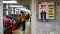 Petugas selalu berkeliling untuk mengingatkan tentang protokol kesehatan kepada penumpang kapal.
