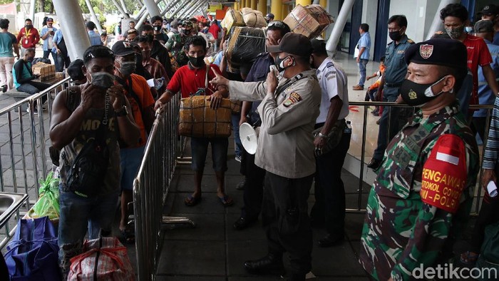 Melihat Pelayanan Kapal Pelni Dorolonda di Era New Normal Penumpang kapal melakukan pemeriksaan dokumen keberangkatan Kapal KM Dorolonda di kawasan Pelabuhan Tanjung Priok, Jakarta Utara, Minggu (15/11). PT Pelayaran Nasional Indonesia (Persero) - PT PELNI (Persero) optimis akan pertumbuhan jumlah penumpang yang berpergian dengan kapal penumpang hingga akhir tahun. Perusahaan memproyeksikan pada triwulan IV-2020, kapal dapat mengangkut hingga 343.472 pelanggan.