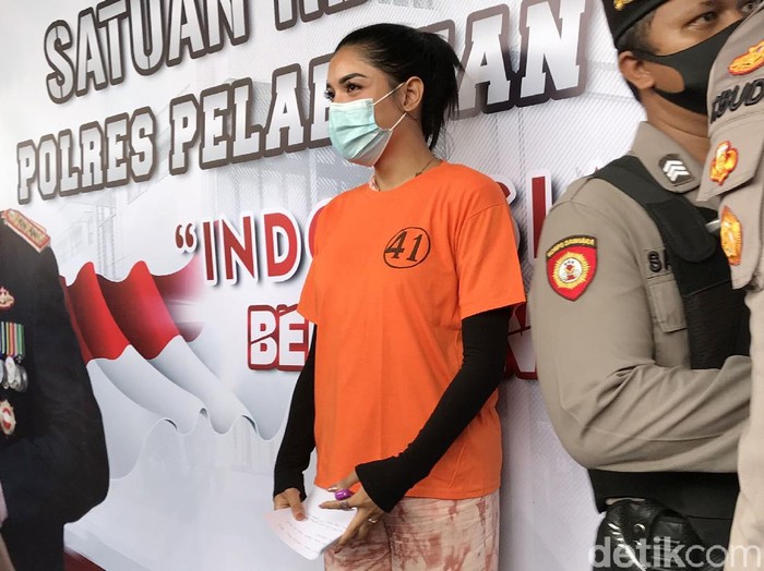 Millen Cyrus atau Millendaru saat ditemui di Mapolres Pelabuhan Tanjung Priok.