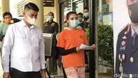 Ia pun tampak tenang kala berjalan melewati awak media.
