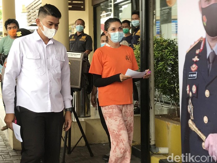 Millen Cyrus atau Millendaru saat ditemui di Mapolres Pelabuhan Tanjung Priok.