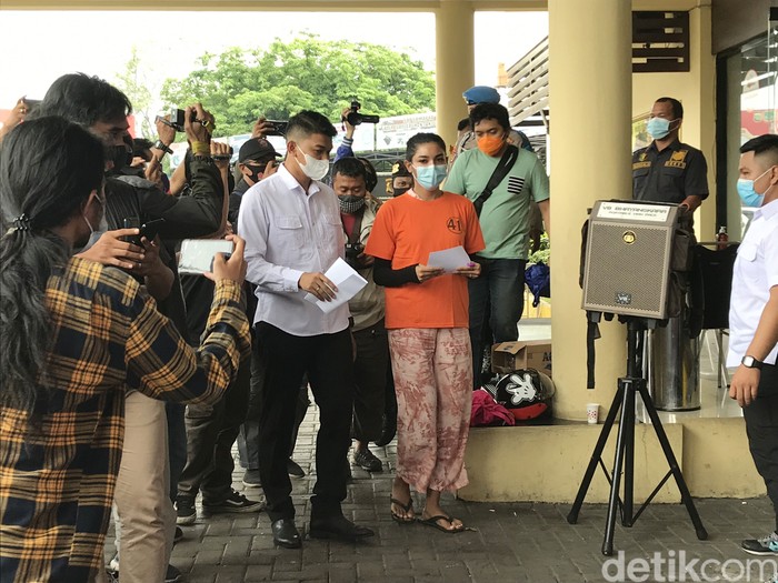 Millen Cyrus atau Millendaru saat ditemui di Mapolres Pelabuhan Tanjung Priok.