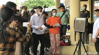 Millen Cyrus saat ditemui di Mapolres Pelabuhan Tanjung Priok, Jakarta Utara pada Senin (23/11).