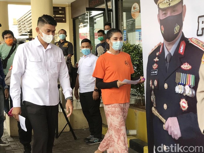 Millen Cyrus atau Millendaru saat ditemui di Mapolres Pelabuhan Tanjung Priok.