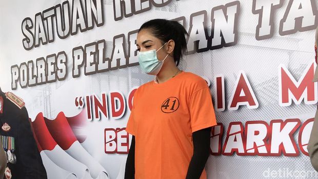 Millen Cyrus atau Millendaru saat ditemui di Mapolres Pelabuhan Tanjung Priok.