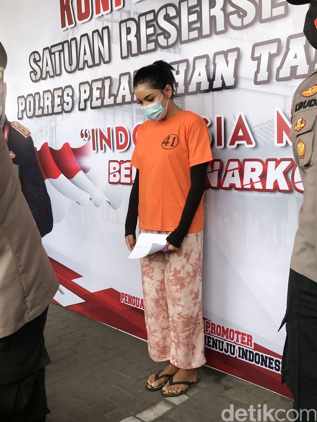 Millen Cyrus atau Millendaru saat ditemui di Mapolres Pelabuhan Tanjung Priok.