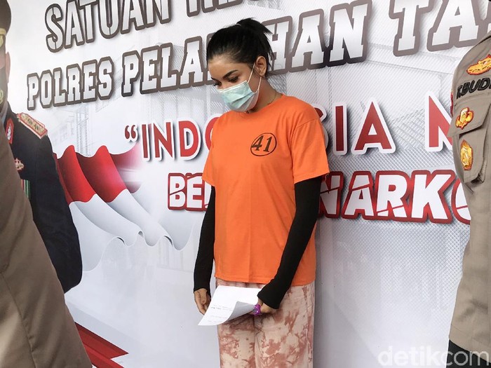 Millen Cyrus atau Millendaru saat ditemui di Mapolres Pelabuhan Tanjung Priok.