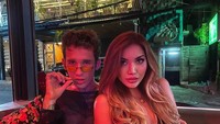 Pose seksi itu terlihat dalam beberapa momen kulineran. Seperti pada momen ini, Millen dengan seorang pria tampak asyik nongkrong di kafe kekinian. Foto: Instagram @millencyrus